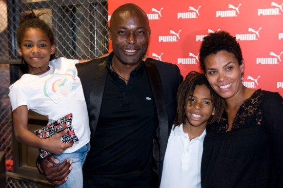 Jimmy Jean-Louis et son épouse Evelyn lors de la soirée Puma, entourés de leurs enfants Thevi et Jasmin