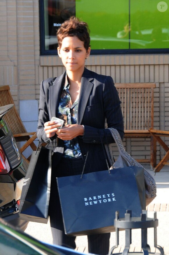 Halle Berry passe l'après-midi à faire du shopping che Barney's New York à Los Angeles le 20 avril 2011
