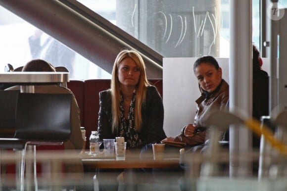Caroline (Secret Story 2) a l'air contrarié à l'aéroport de Roissy le lundi 18 avril 2011 avant de s'envoler vers Miami pour tourner les Anges de la télé-réalité 2