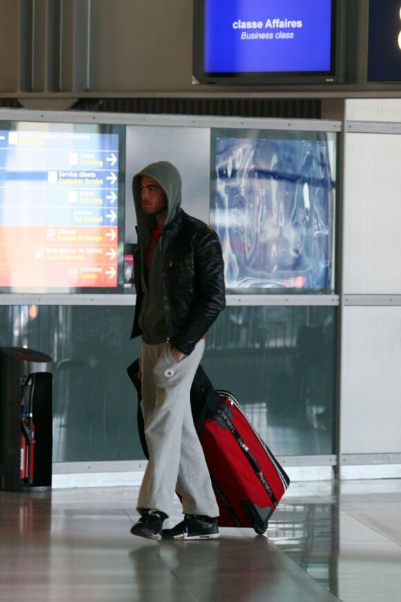 Jonathan (Secret Story 3) a l'air angoissé à l'aéroport de Roissy le lundi 18 avril 2011 avant de s'envoler vers Miami pour tourner les Anges de la télé-réalité 2