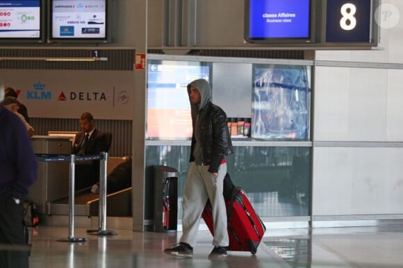 Jonathan (Secret Story 3) a l'air angoissé à l'aéroport de Roissy le lundi 18 avril 2011 avant de s'envoler vers Miami pour tourner les Anges de la télé-réalité 2