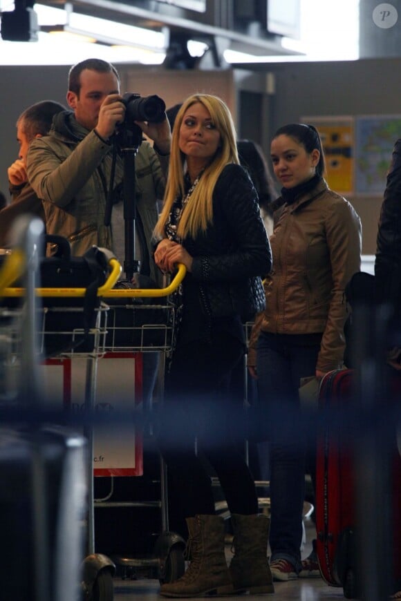 Caroline (Secret Story 2) à l'aéroport de Roissy le lundi 18 avril 2011 avant de s'envoler vers Miami pour tourner les Anges de la télé-réalité 2