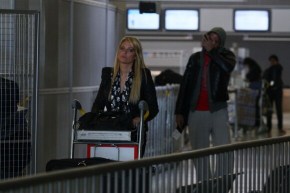 Caroline (Secret Story 2) pousse son chariot seule, Jonathan ne pourrait-il pas l'aider à l'aéroport de Roissy le lundi 18 avril 2011 avant de s'envoler vers Miami pour tourner les Anges de la télé-réalité 2 ?