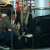 Caroline (Secret Story 2) vérifie qu'elle n'a rien oublié à l'aéroport de Roissy le lundi 18 avril 2011 avant de s'envoler vers Miami pour tourner les Anges de la télé-réalité 2