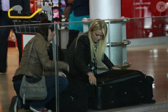 Caroline (Secret Story 2) vérifie qu'elle n'a rien oublié à l'aéroport de Roissy le lundi 18 avril 2011 avant de s'envoler vers Miami pour tourner les Anges de la télé-réalité 2