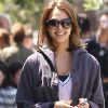 Jessica Alba dans les rues de Los Angeles, en tenue de sport, et avec un large sourire. Le 21 avril 2011