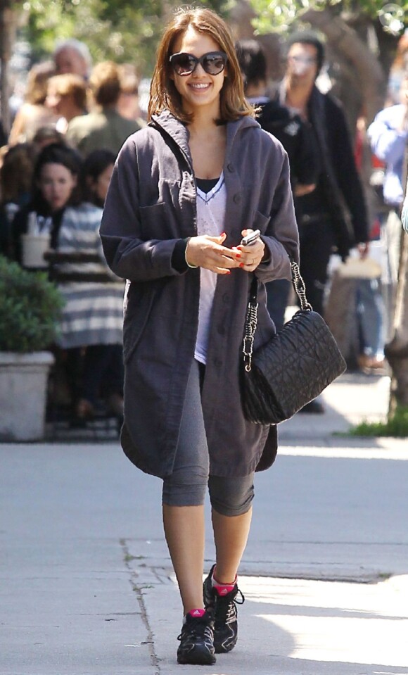 Jessica Alba dans les rues de Los Angeles, en tenue de sport, et avec un large sourire. Le 21 avril 2011