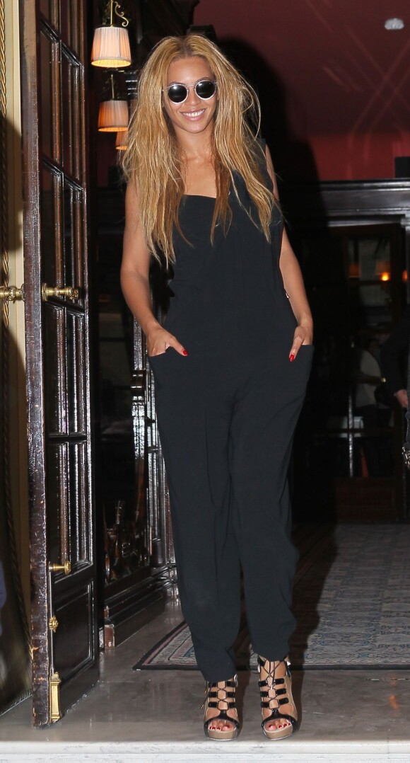 Beyoncé sort du restaurant Costes, à Paris, le 23 avril 2011