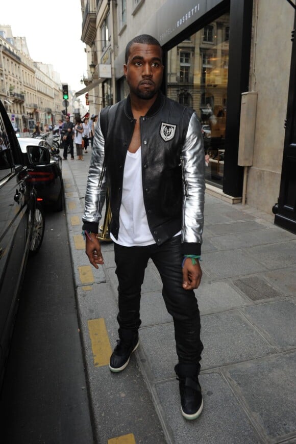 Kanye West à Paris devant l'hôtel Costes le 23 avril 2011