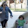 L'expérience du toboggan : Sharon Stone dans un parc de Los Angeles avec ses fils Laird et Quinn le 23 avril 2011