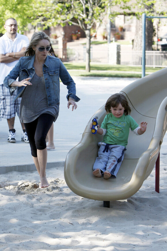 L'expérience du toboggan : Sharon Stone dans un parc de Los Angeles avec ses fils Laird et Quinn le 23 avril 2011