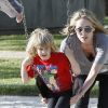 Sharon Stone dans un parc de Los Angeles avec ses fils Laird et Quinn le 23 avril 2011