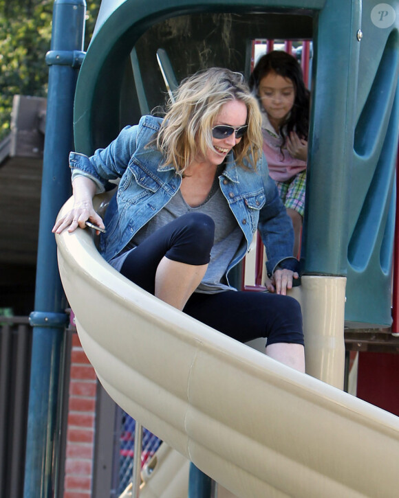 Mission toboggan : Sharon Stone dans un parc de Los Angeles avec ses fils Laird et Quinn le 23 avril 2011