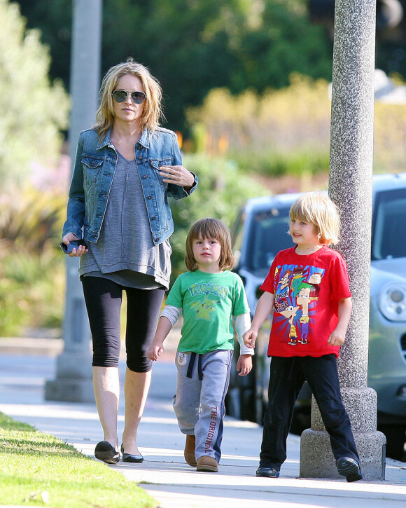 Après-midi de détente en famille : Sharon Stone dans un parc de Los Angeles avec ses fils Laird et Quinn le 23 avril 2011