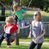Ses fistons sont aux anges : Sharon Stone dans un parc de Los Angeles avec ses fils Laird et Quinn le 23 avril 2011