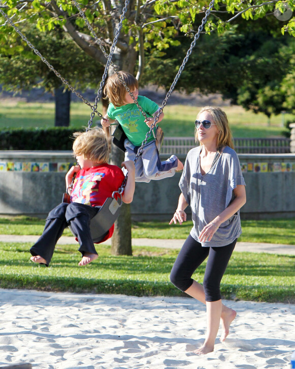 Ses fistons sont aux anges : Sharon Stone dans un parc de Los Angeles avec ses fils Laird et Quinn le 23 avril 2011