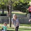 Sharon Stone dans un parc de Los Angeles avec ses fils Laird et Quinn le 23 avril 2011