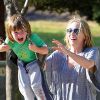 Le bonheur d'une maman : Sharon Stone dans un parc de Los Angeles avec ses fils Laird et Quinn le 23 avril 2011