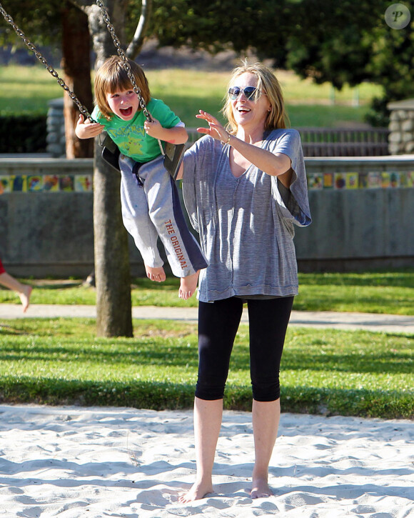 Le bonheur d'une maman : Sharon Stone dans un parc de Los Angeles avec ses fils Laird et Quinn le 23 avril 2011