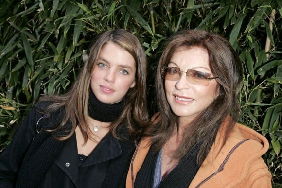 Marie-France Pisier et sa fille Iris lors du tournoi de Roland-Garros, à Paris, en 2006.