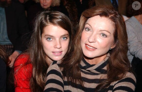 Marie-France Pisier et sa fille Iris lors du défilé Sonia Rykiel, à Paris, en 2005.