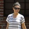 Mila Kunis se promène en compagnie de son papa, à Los Angeles, le samedi 16 avril.