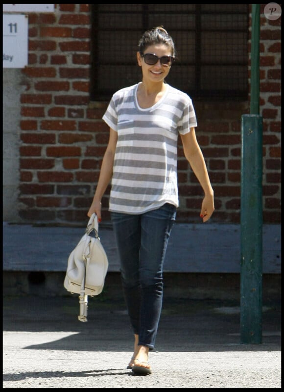 Mila Kunis se promène en compagnie de son papa, à Los Angeles, le samedi 16 avril.