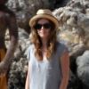 Rachel Bilson n'a pas vraiment le sourire alors qu'elle s'offre un week-end avec Hayden Christensen sur une plage de la Barbade le 24 avril 2011