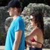 Rachel Bilson et Hayden Christensen se promènent les pieds dans l'eau sur une plage de la Barbade où ils passent le week-end le 24 avril 2011