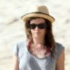 Rachel Bilson n'a pas vraiment le sourire alors qu'elle s'offre un week-end avec Hayden Christensen sur une plage de la Barbade le 24 avril 2011