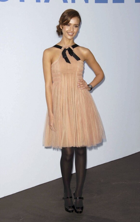 Jessica Alba opte pour le look petite fille modèle avec sa ravissante robe Chanel de la collection 2007. Los Angeles, 18 mai 2007
