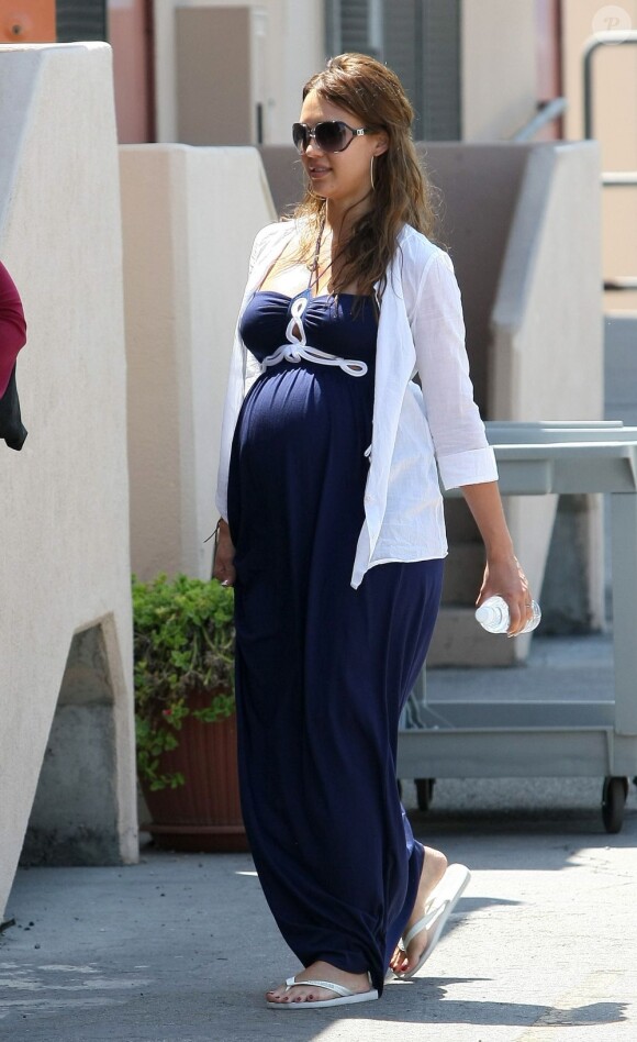 Même très enceinte, Jessica Alba sait s'habiller. La fashionista choisi le look marine avec sa longue robe bleue et ses Havaianas blanches. Los Angeles, 2 mai 2008
