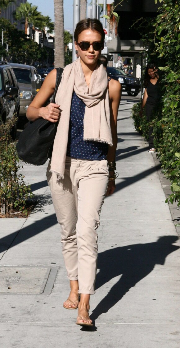 Jessica Alba est très féminine avec ce look urbain chic. Pantalon carotte beige, top bleu et étole beige... Elle a tout bon ! Los Angeles, 24 septembre 2010