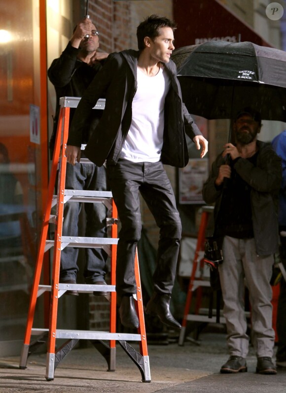 Attention cascade : Jared Leto saute d'un escabeau ! New York, 14 octobre 2010