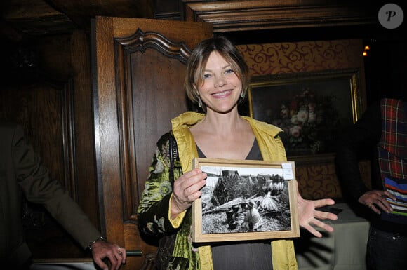 Alexandra Kazan lors de la vente aux enchères au profit de l'association Plan France à Paris le 28 avril 2011