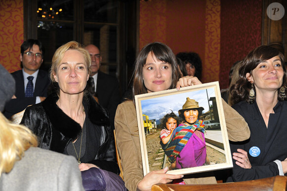 Marie Gillain lors de la vente aux enchères au profit de l'association Plan France à Paris le 28 avril 2011