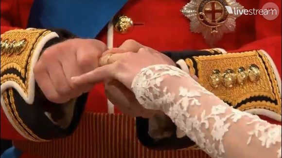 Le prince William et Kate Middleton échangent leurs voeux dans l'abbaye de Westminster à Londres le 29 avril 2011