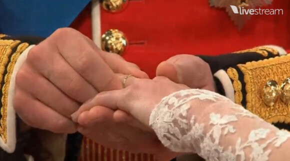 Le prince William passe l'alliance au doigt de la sublime Kate Middleton dans l'abbaye de Westminster à Londres le 29 avril 2011