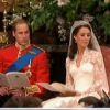 Mariage de Kate Middleton et du prince William : les époux écoutent attentivement le serment de l'évêque de Londres, Monseigneur Richard Chartres. 29 avril 2011