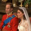 Mariage de Kate Middleton et du prince William : les époux écoutent attentivement le serment de l'évêque de Londres, Monseigneur Richard Chartres. 29 avril 2011