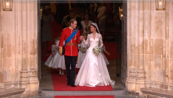 Kate et William sortent de l'abbaye de Westminster, à Londres, après avoir échangé leurs voeux, le 29 avril 2011.