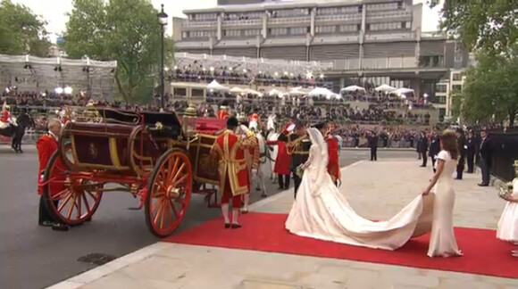 Kate et William sortent de l'abbaye de Westminster, à Londres, après avoir échangé leurs voeux, le 29 avril 2011. Ils montent dans leur carrosse.