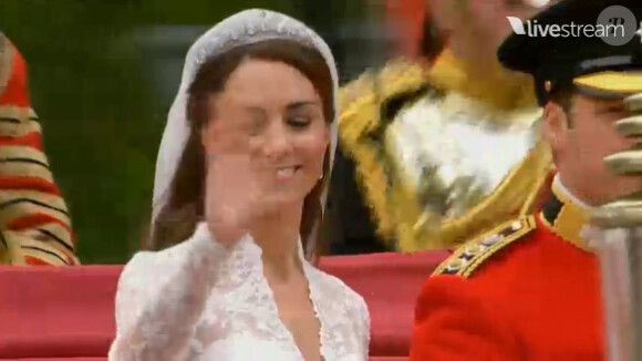 Le Prince William et son épouse Kate Middleton quittent l'abbaye de Westminster pour se rendre à Buckingham Palace le 29 avril 2011
