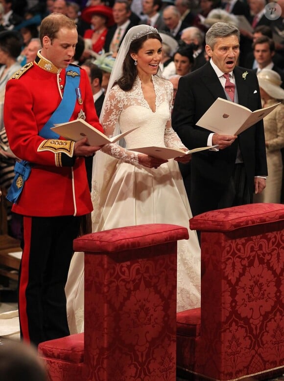 Le prince William et Kate Middleton chantent aux côtés de Michael Middleton et du prince Harry, dans l'abbaye de Westminster, à Londres, le 29 avril 2011.