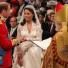 Le prince William passe la bague au doigt de Kate Middleton dans l'abbaye de Westminster à Londres le 29 avril 2011