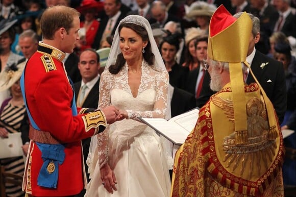 Le prince William passe la bague au doigt de Kate Middleton dans l'abbaye de Westminster à Londres le 29 avril 2011