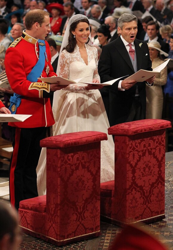 Le prince William et Kate Middleton chantent aux côtés de Michael Middleton et du prince Harry, dans l'abbaye de Westminster, à Londres, le 29 avril 2011.