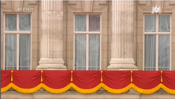 Le balcon de Buckingham Palace, juste avant le baiser des mariés Kate et William, à Londres, le 29 avril 2011.