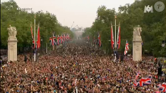 La foule s'est pressée sous le balcon de Buckingham Palace, à Londres, le 29 avril 2011. Kate Middleton et le prince William, jeunes mariés, la saluent !