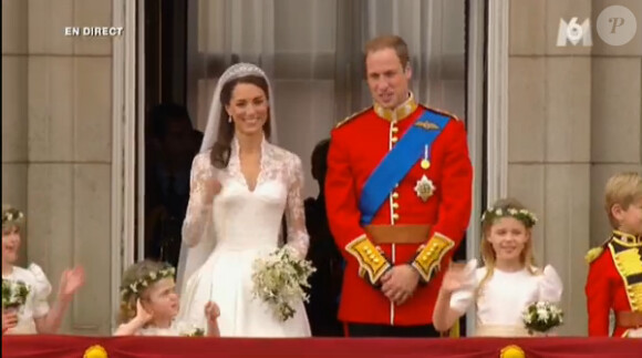Kate Middleton et le prince William, jeunes mariés, au balcon de Buckingham Palace, à Londres, le 29 avril 2011.